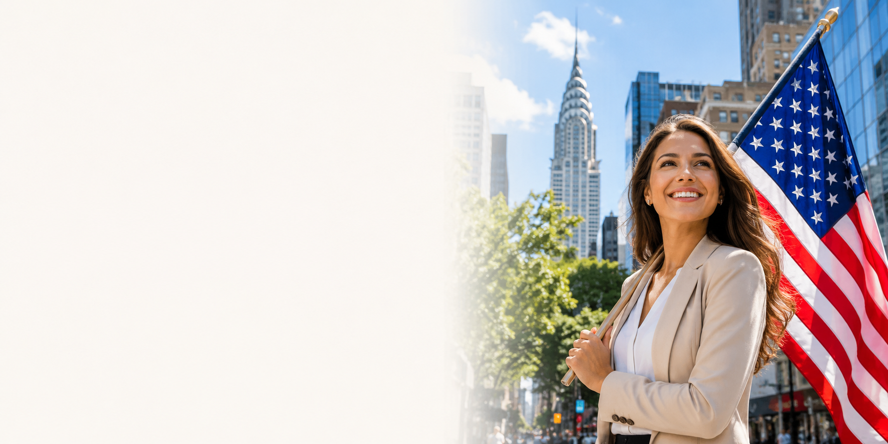 Mulher sorridente segurando a bandeira dos Estados Unidos com prédios de Nova York ao fundo